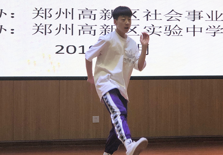 曹宇鑫同学表演街舞.jpg
