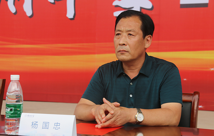 图9：郑州中学工会主席杨国忠宣布开训.JPG