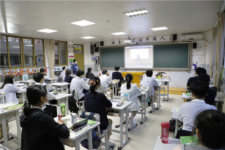 图片6：观看郑州中学校长、党委书记高正起讲话视频.JPG