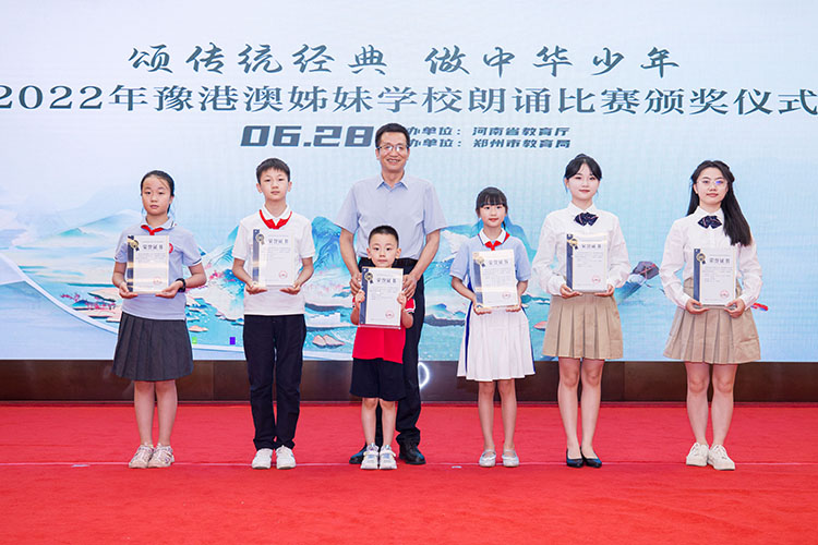 郑州市教育局党组成员、三级调研员王巨涛为获奖学生代表颁奖并合影.jpg