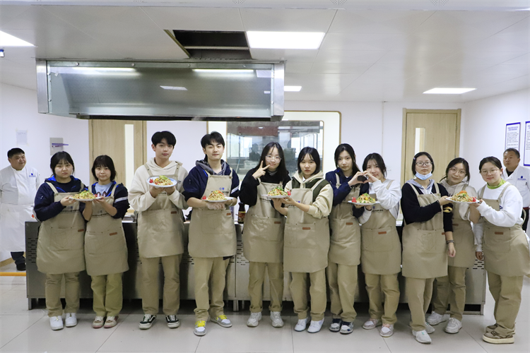 图片2：同学们分组料理柠檬手撕鸡.png