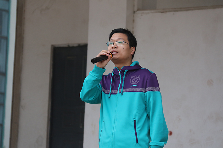 图2：郑州中学初中部学生发展与服务中心副主任张迎宾作动员讲话.jpg