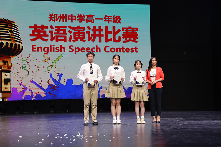第四张配图 教科室副主任徐利霞给获奖选手颁奖.JPG