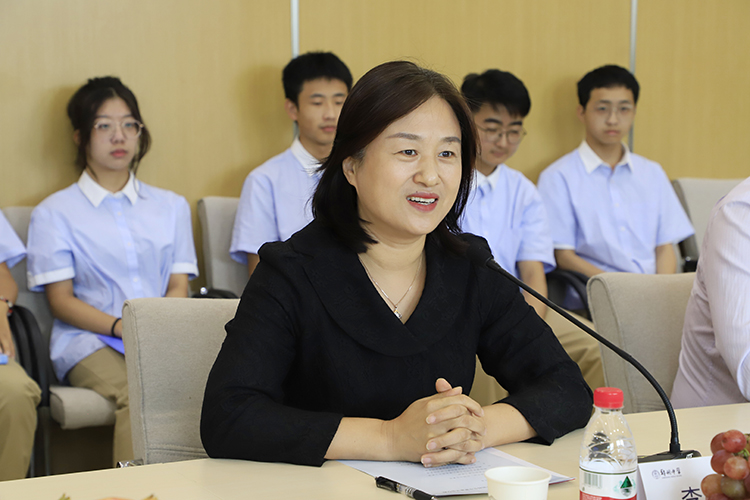 图片2：郑州中学党委委员、校长李兰致辞.JPG