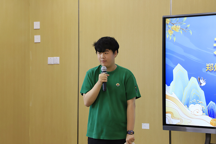 图片4.4：韩国学生代表发言.JPG