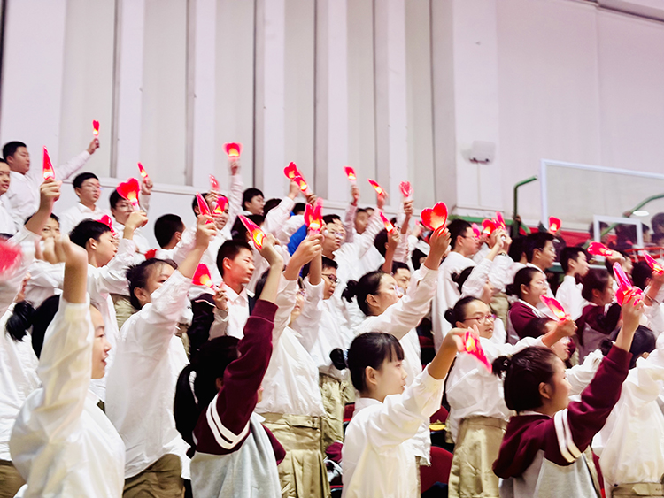 图片13：学生们挥舞明灯共唱郑州中学校歌.jpeg