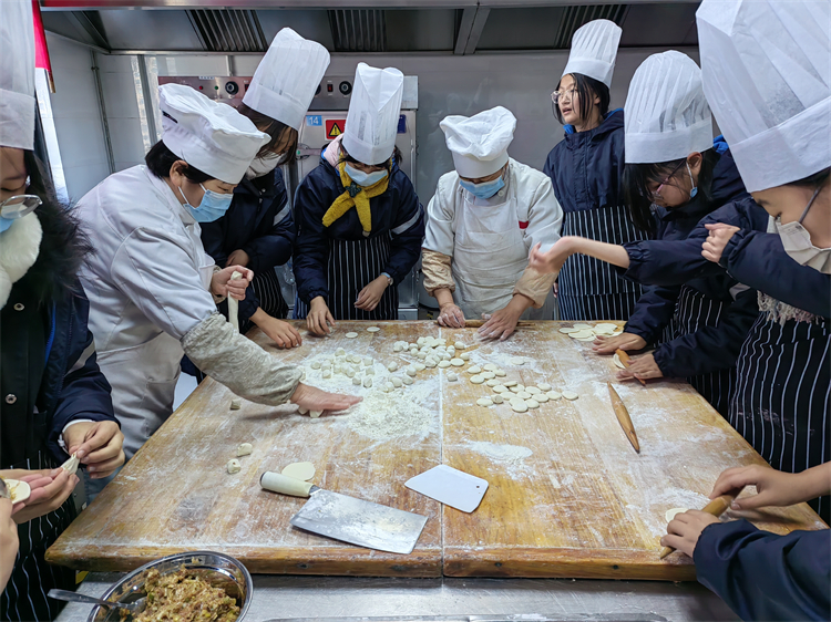 图片2：学生们自己动手包饺子.jpg