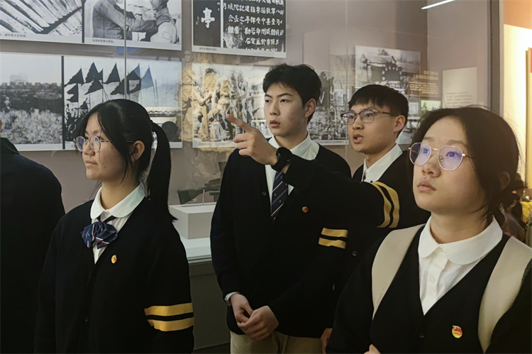 图八：学生代表参观中原英烈纪念馆.jpg