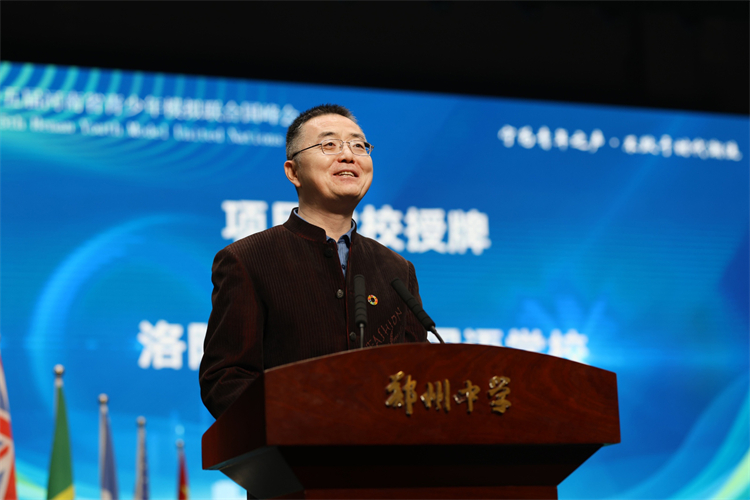 图片4：未来青少年教育研究中心执行主任于海洋作主旨演讲.jpg