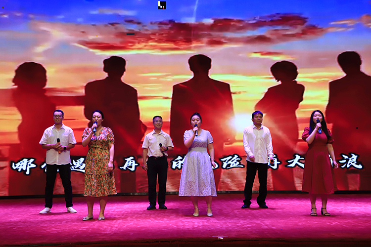 图片10九年级教师代表演唱歌曲《奔跑》.JPG