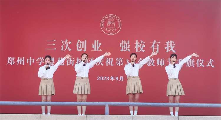 图2.学生代表深情演唱颂母校谢师恩.jpg