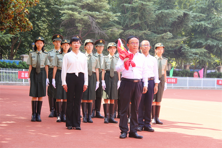 图5.国旗护卫队气宇轩昂步入会场.jpg