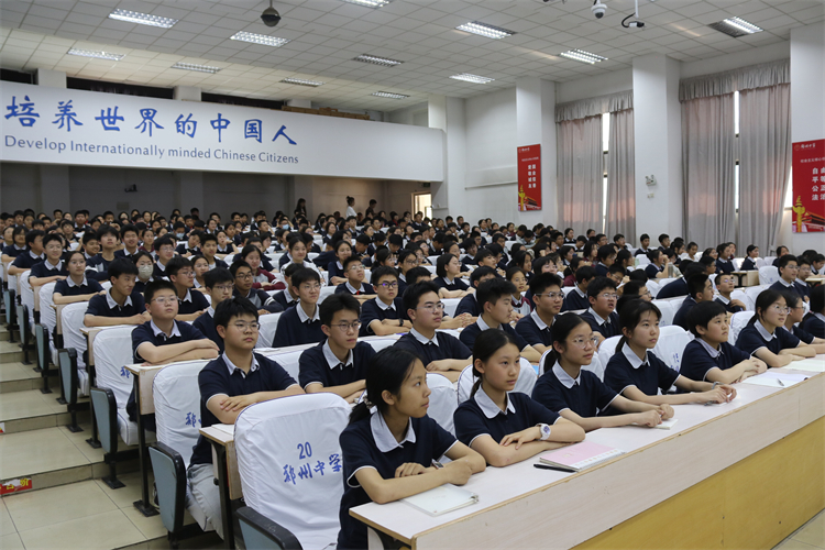 图片8：学生们认真聆听.JPG