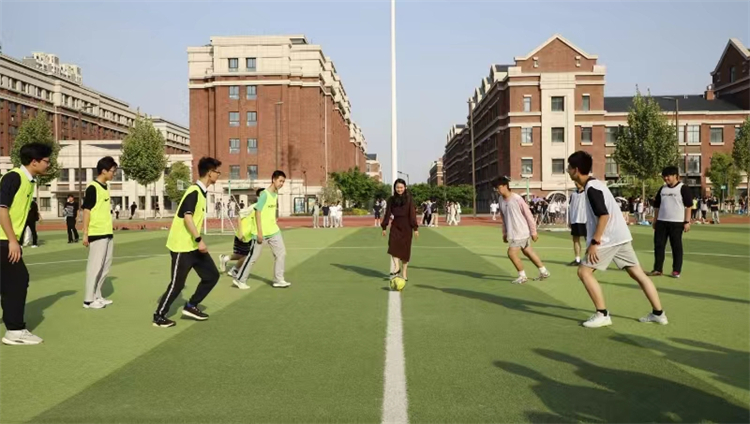 图1：党委委员、副校长王静为足球比赛开球.jpg