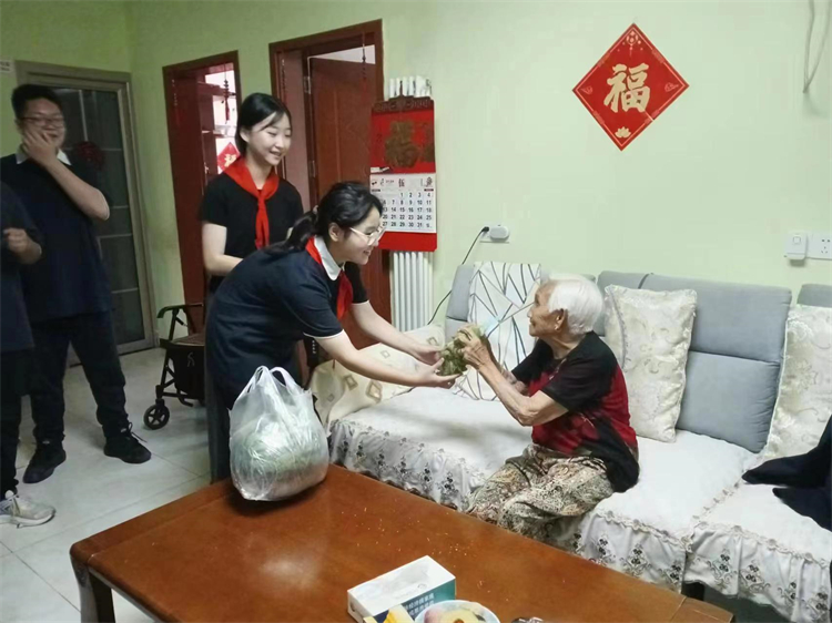 图片2：志愿者向老人献爱心.jpg