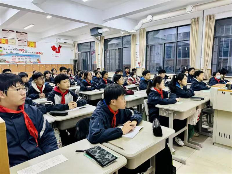 图片5：同学们认真聆听.jpg