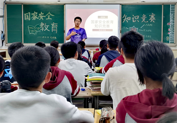 图片六：学生进行国家安全教育即兴演讲.jpg