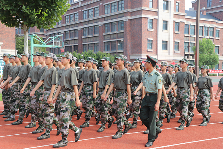 图片3 教官指导学生训练.JPG