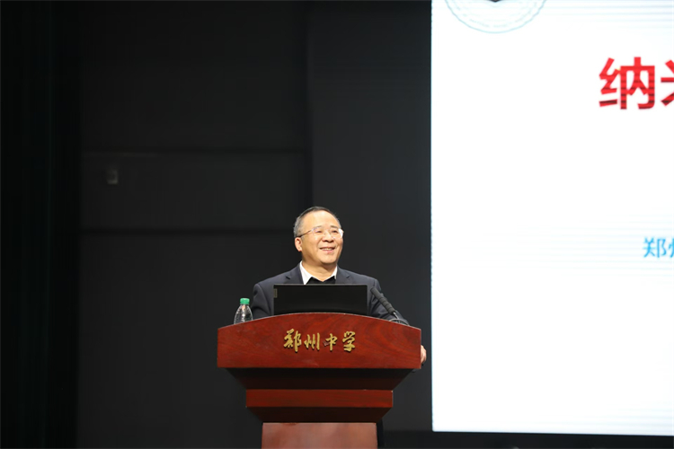 图片4：李新建教授作精彩演讲.jpg