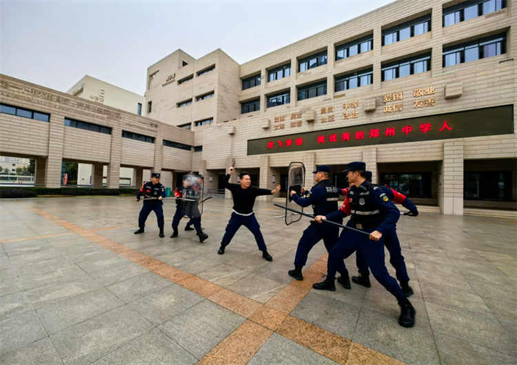 图片3：高新区分局巡特警队员演示围剿制暴.png