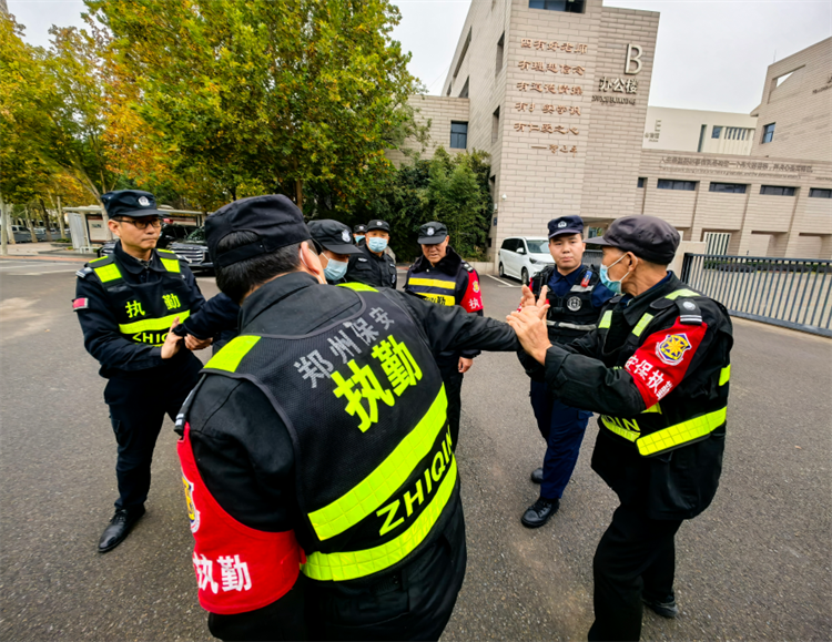 图片7：巡特警教员指导安保人员进行模拟对抗练习.png