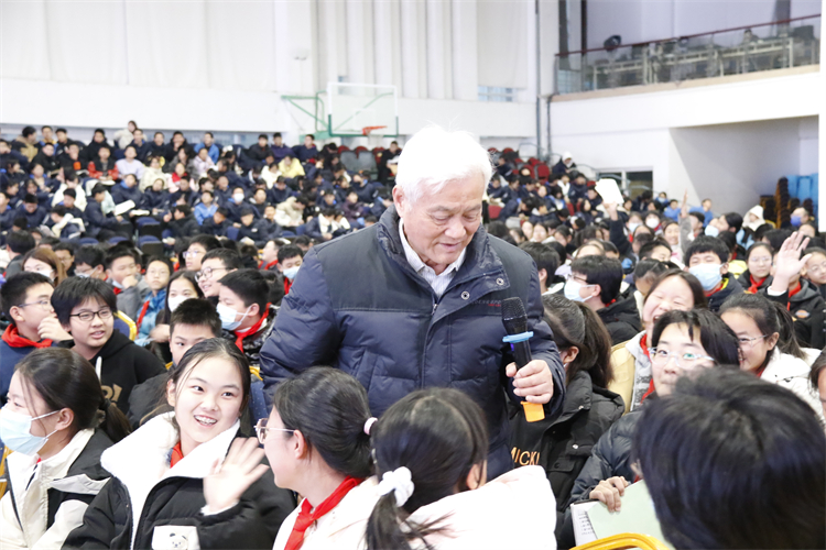 图片5：吴瑞华研究员与学生互动.JPG
