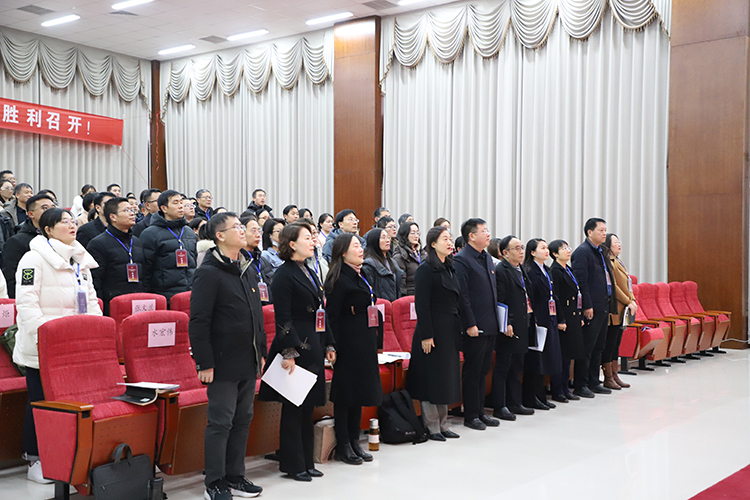 图片3：全体与会代表肃然起立，奏唱国歌.JPG