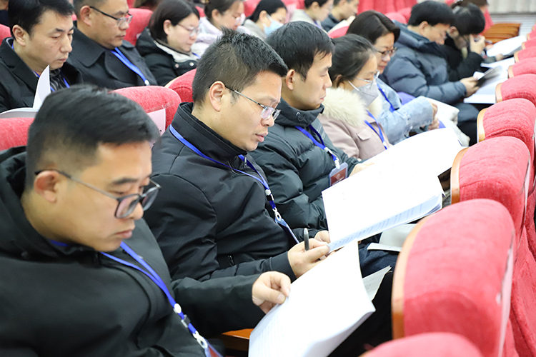 图片5：与会代表认真审议.JPG