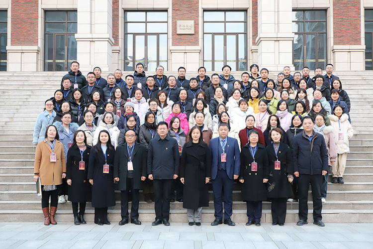 图片11：全体与会代表合影留念.JPG