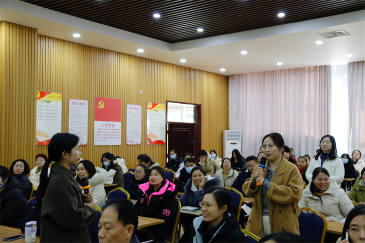 图片7靳老师与家长现场互动.jpg