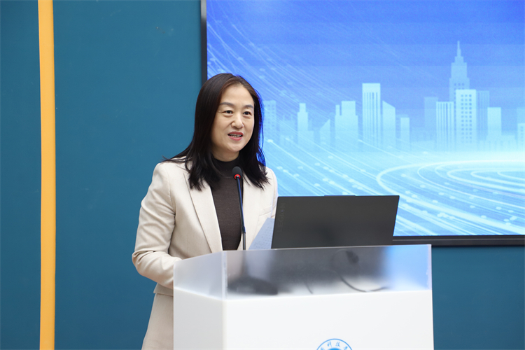 图片2：郑州中学校长李兰主持会议.JPG