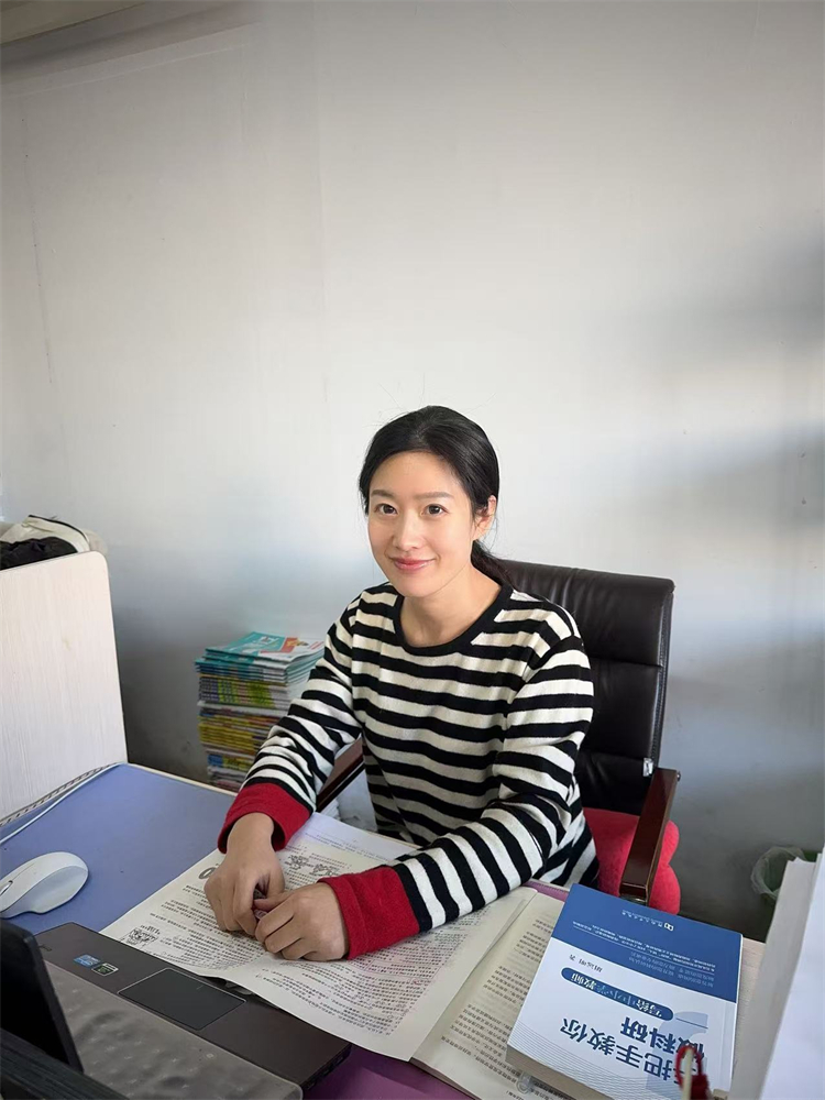 初中部八年级历史组教师李寒.jpg
