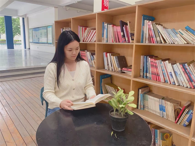 初中部九年级化学组教师张娇.jpg