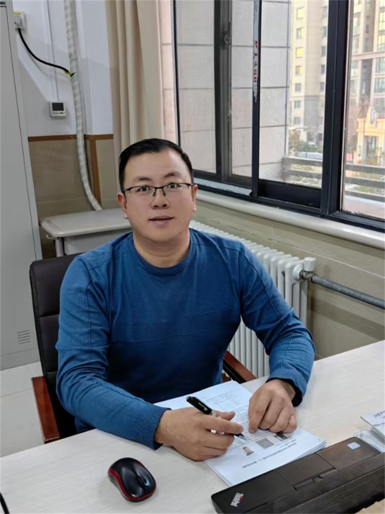 初中部九年级历史组教师秦立新.jpg