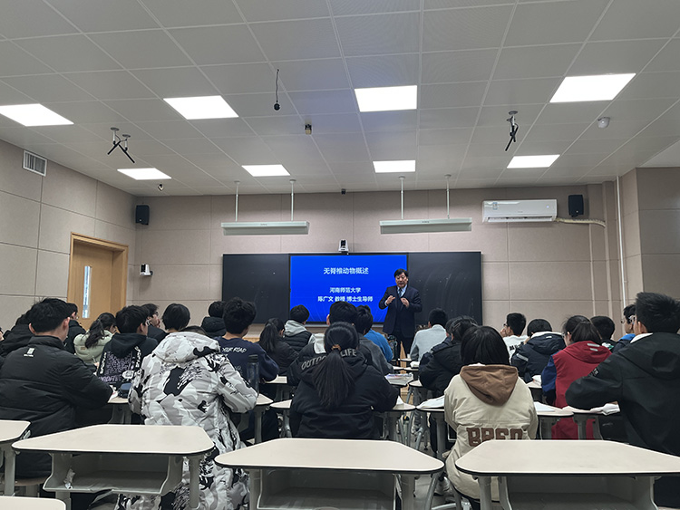 图5：陈教授为学生授课.jpg