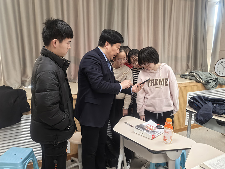 图片6：陈教授和学生交流互动.jpg