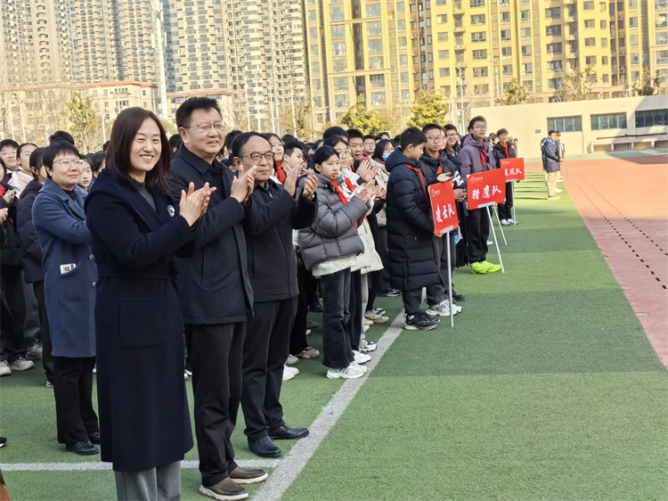 图11 报以热烈掌声.jpg