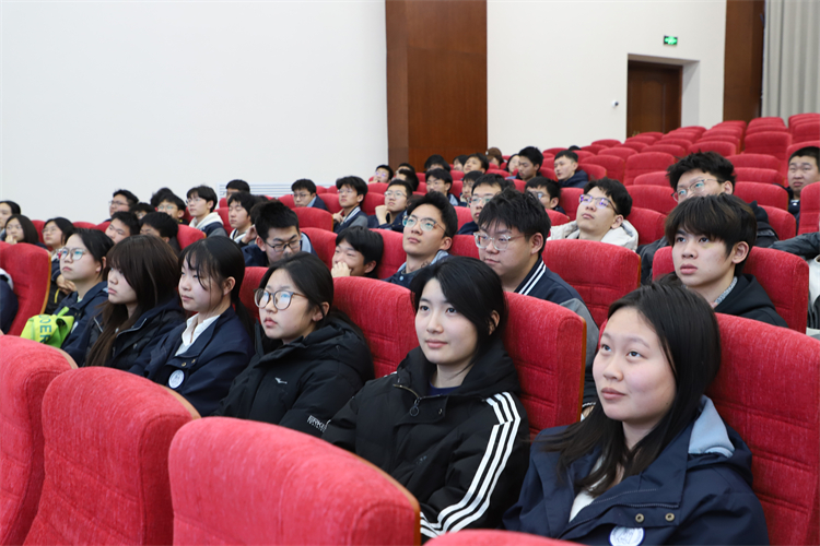 图片8：同学们认真聆听.JPG