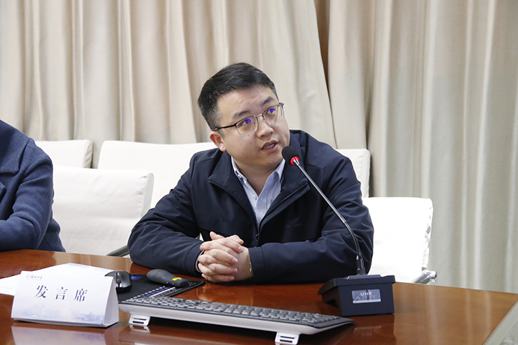 图片7：郑州中学八一校区德育副校长张磊汇报.JPG
