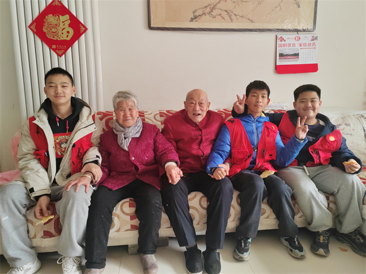 图片3：参与志愿服务.jpg