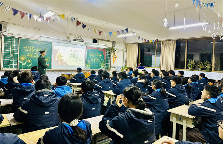 图片一：信息工程大学学员为学生讲授大思政课.jpg