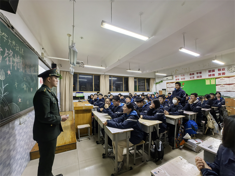 图片二：学生在大思政课堂与信大学员积极互动.jpg