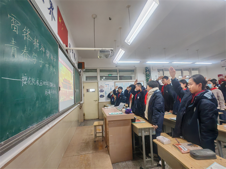 图片三：初中部举行室内主题升旗仪式.jpg