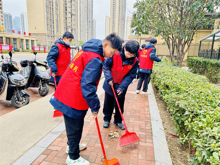 图片五：初中部志愿者走进瓦屋里社区志愿服务.jpg