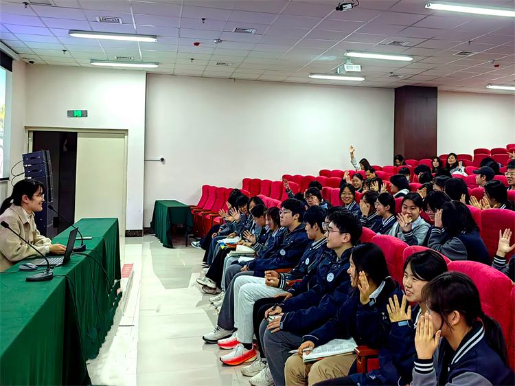 图片3 学生热烈讨论.jpg