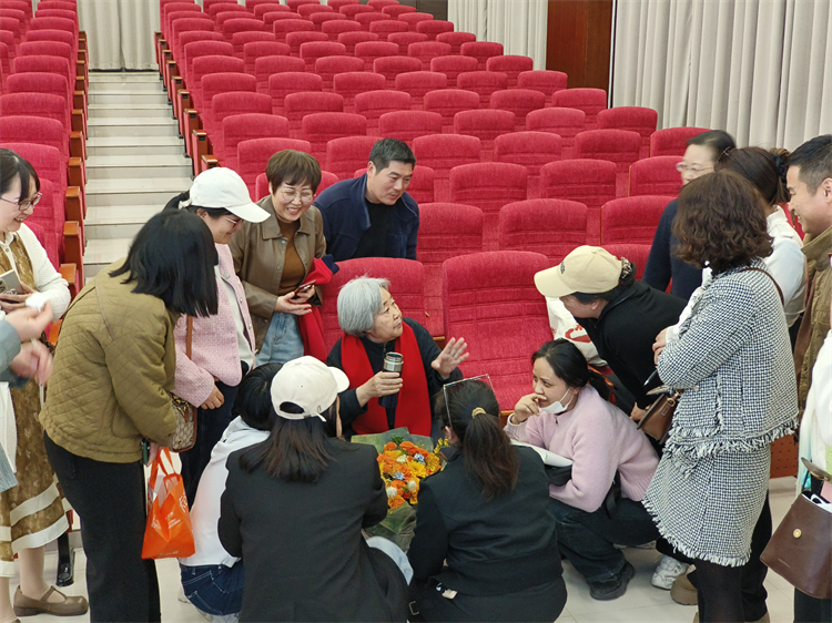图片5：周慧玲老师现场解答家长疑问.jpg
