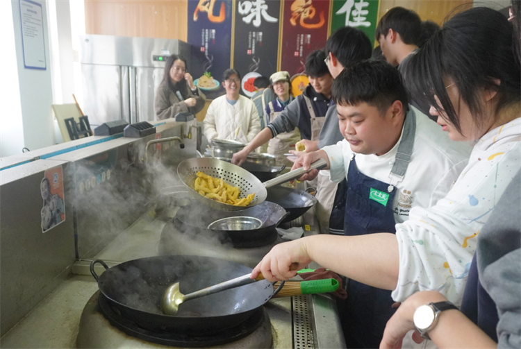图片2.1：烹饪老师耐心的讲解和演示.jpg