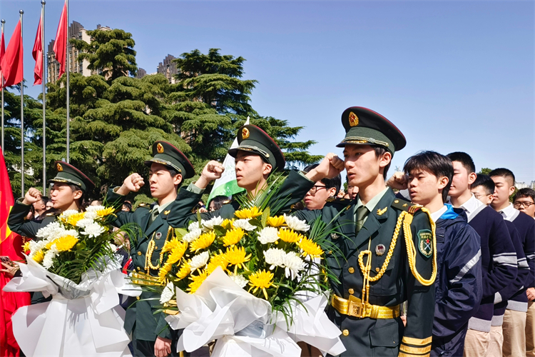 图4：全体同学宣誓.jpg