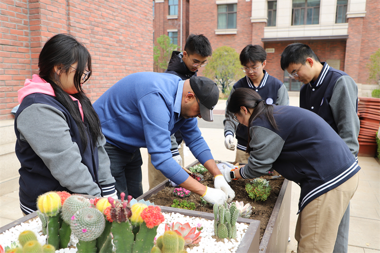 图片1：Tarek老师指导学生移栽种植.JPG