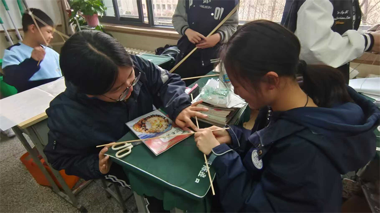 图片3：学生们制作风筝.jpg